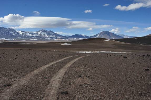 Trilha de aproxima~]ao do Ojos del Salado, na fronteira entre Argentina e Chile